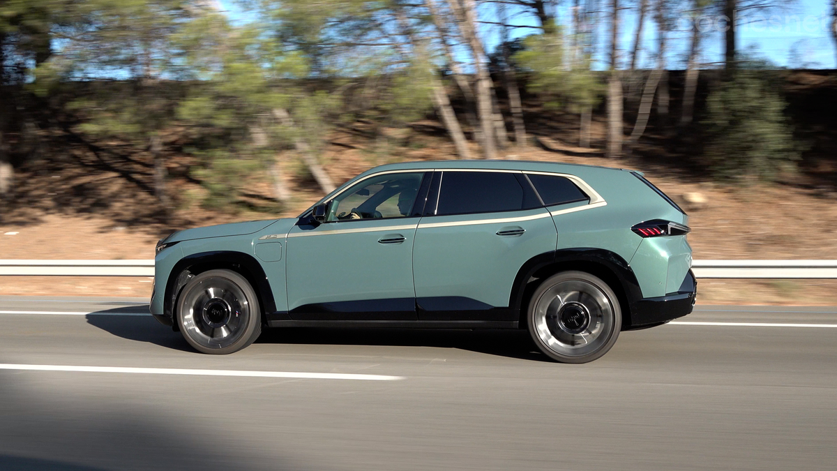 Es un SUV muy apto para largas rutas por carretera. Prefiere las autopistas y autovías, pero se defiende bien en puertos de montaña. 