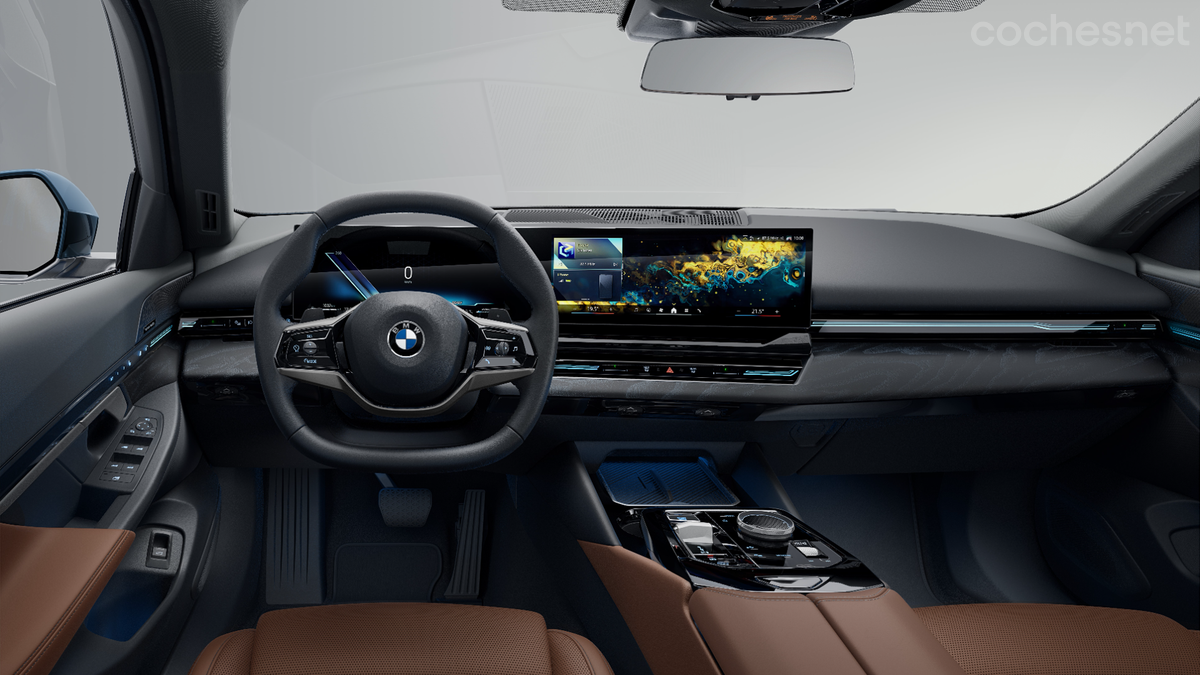 La doble pantalla curva llega a esta nueva generación del familiar más característico de BMW.