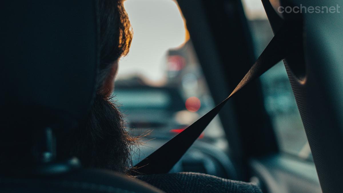 Cuando un pasajero no utiliza correctamente el cinturón de seguridad de un vehículo que sí los lleva instalados, la multa recae directamente sobre él.