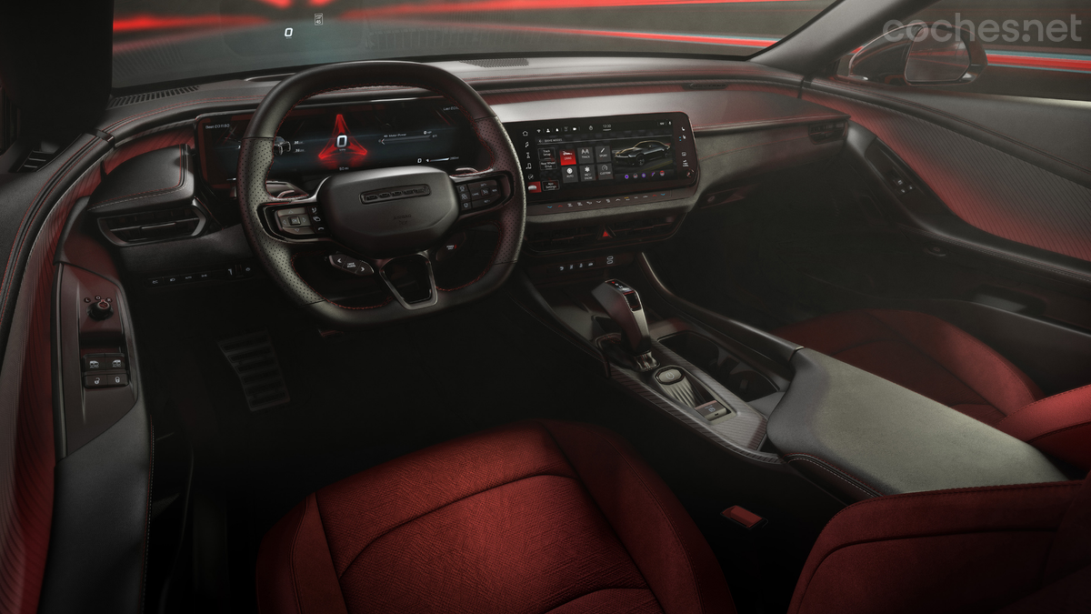El habitáculo del Dodge Charger EV es muy tecnológico con instrumentación 3D, head up display y gran pantalla central.