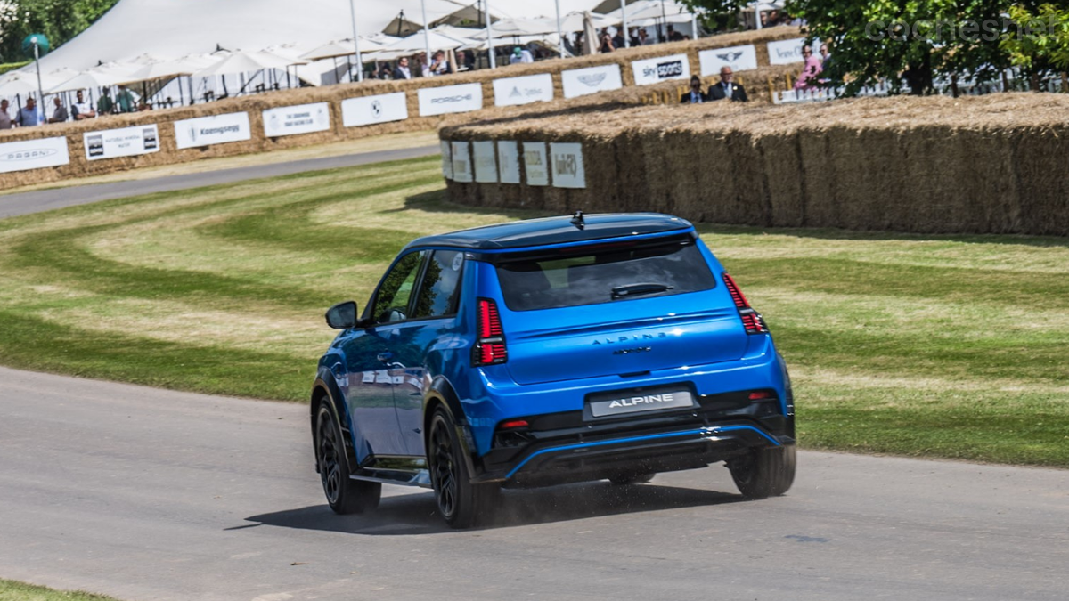 Alpine tuvo una presencia notable en Goodwood. Su último producto, el Alpine A290, hizo su debut dinámico en el trazado que conduce a la colina. 