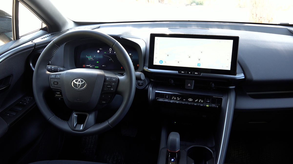 El Toyota tiene un salpicadero con pocos elementos y con un diseño más moderno, aunque peca de ser muy monótono visualmente. 
