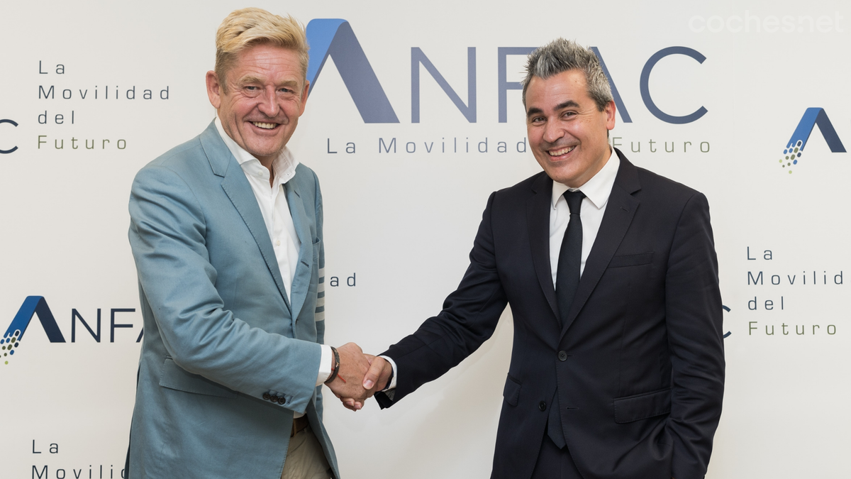 Wayne Griffiths en el momento de pasar la presidencia de ANFAC a Josep Maria Recasens, de Renault.