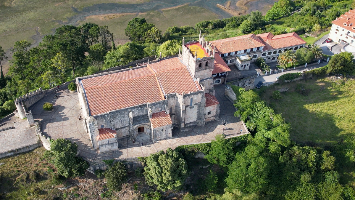 La iglesia de Santa María de Los Ángeles, en San Vicente de la Barquera, adorna el horizonte de este pueblo característico de Cantabria. 