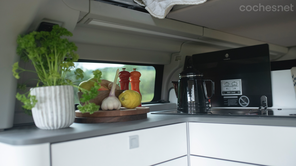 La cocina en forma de L es una de las características del interior del Ford Transit Custom Nugget.