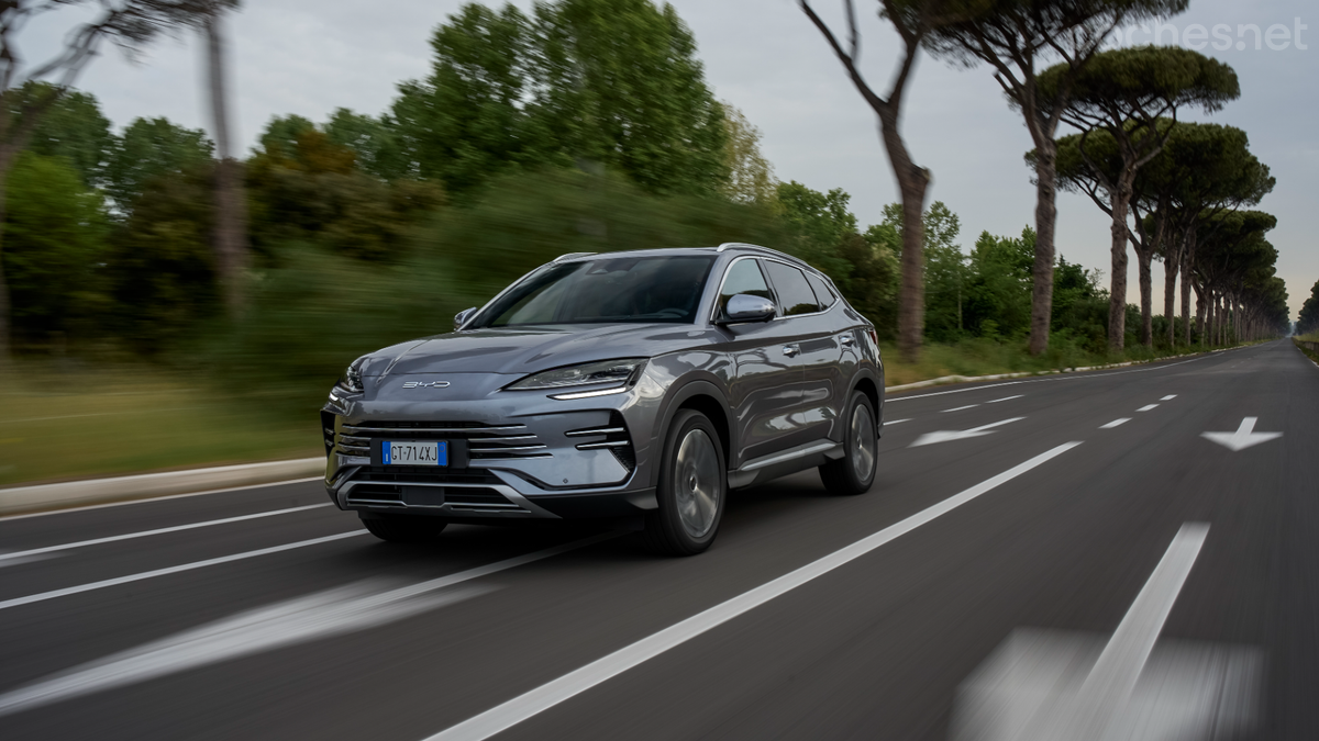 La versión más potente, llamada Design, monta dos motores eléctricos y es capaz de entregar 324 CV.