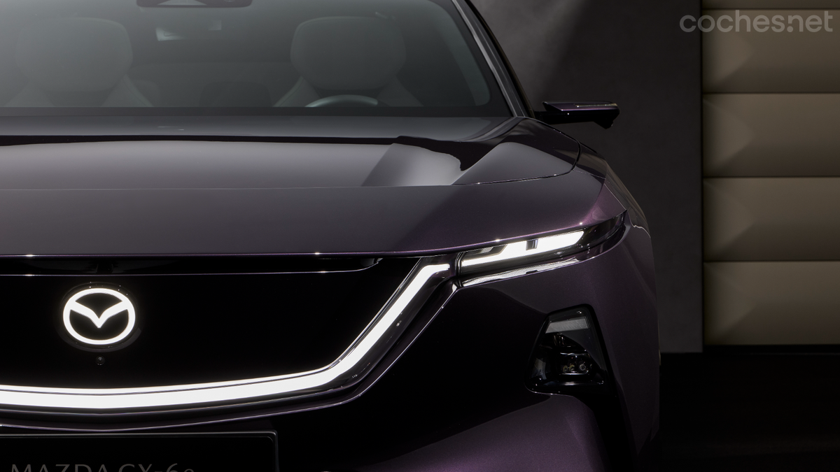 El frontal integra la característica parrilla en forma de ala, con nuevas secuencias de iluminación específicas del CX-6e y una toma de aire sobre el capó