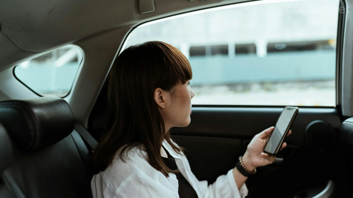 2 apps para usar el móvil en el coche y evitar mareos