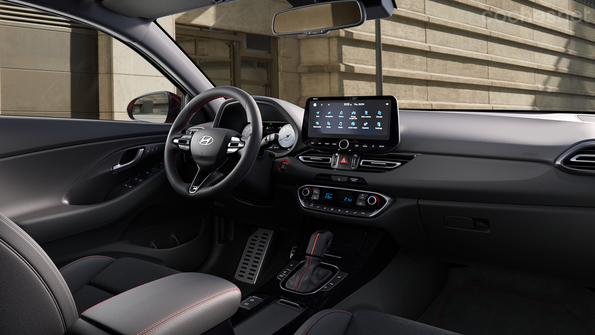 El interior del nuevo Hyundai i30 estrena elementos decorativos nuevos y tapicerías diferentes.