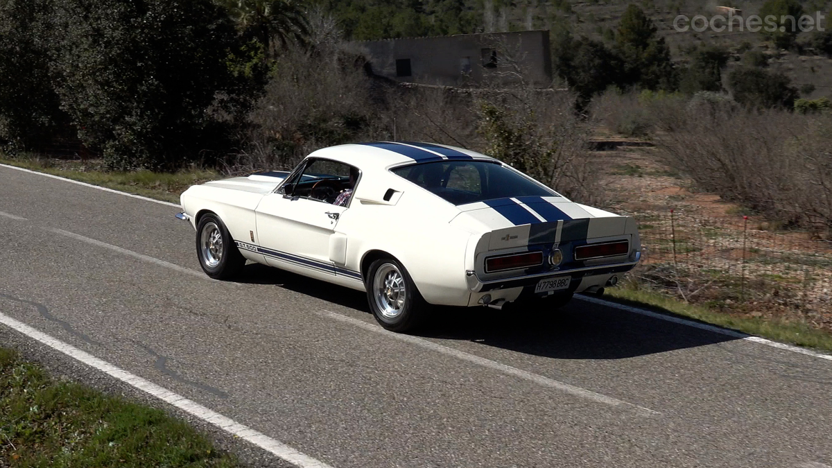 El legado del Mustang Shelby GT500 trasciende la historia del automóvil, convirtiéndose en un ícono cultural estadounidense reconocido globalmente.