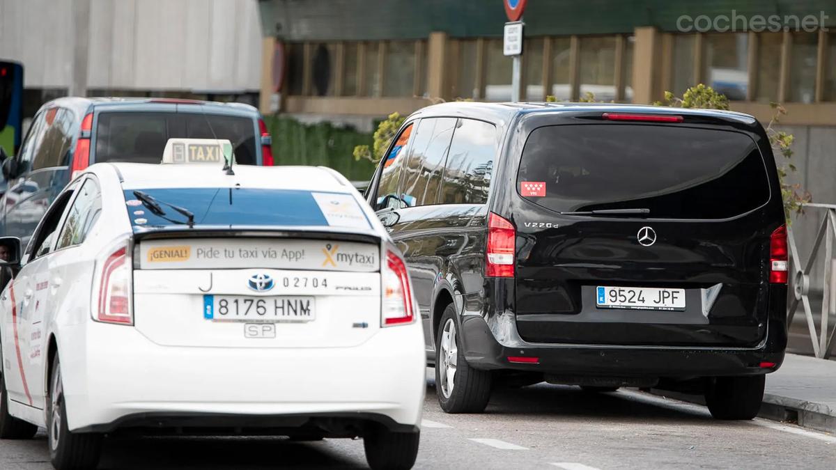 Los taxis se reconocen por sus distintivos luminosos y colores locales, mientras que los VTC usan pegatinas discretas.