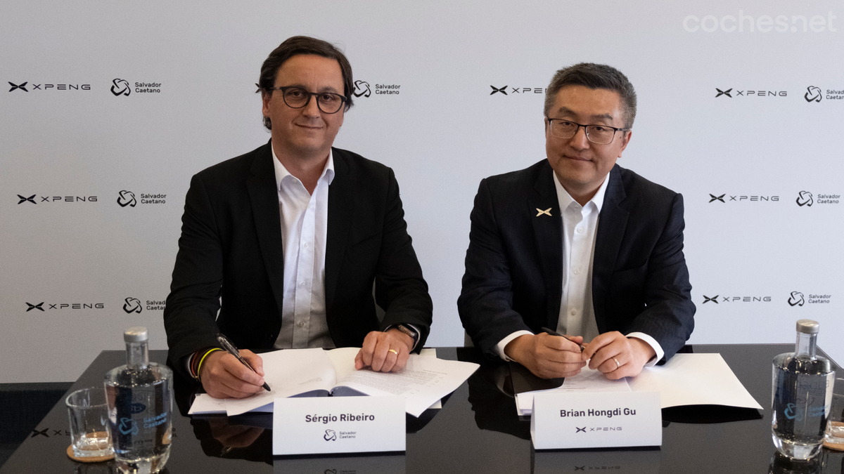 Momento de la firma del acuerdo entre el Grupo Caetano y la firma Xpeng para la venta de sus modelos en España y Portugal.