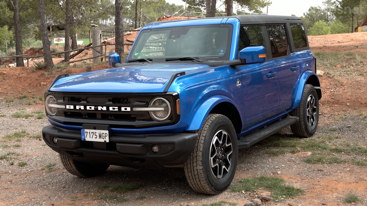 El Ford Bronco, como su rival, tiene un diseño muy retro, inspirado en el Bronco de los años sesenta. 