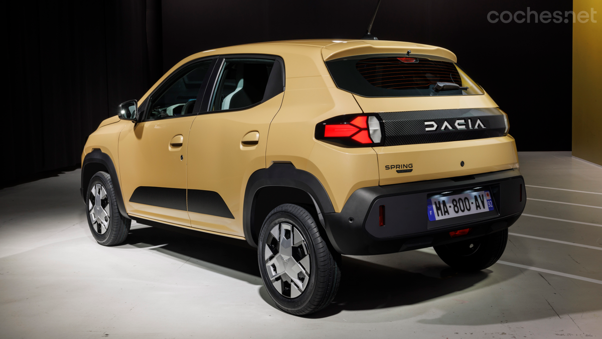 En la parte trasera del Dacia Spring se reproduce el mismo esquema de faros unidos por una franja de la parte frontal.