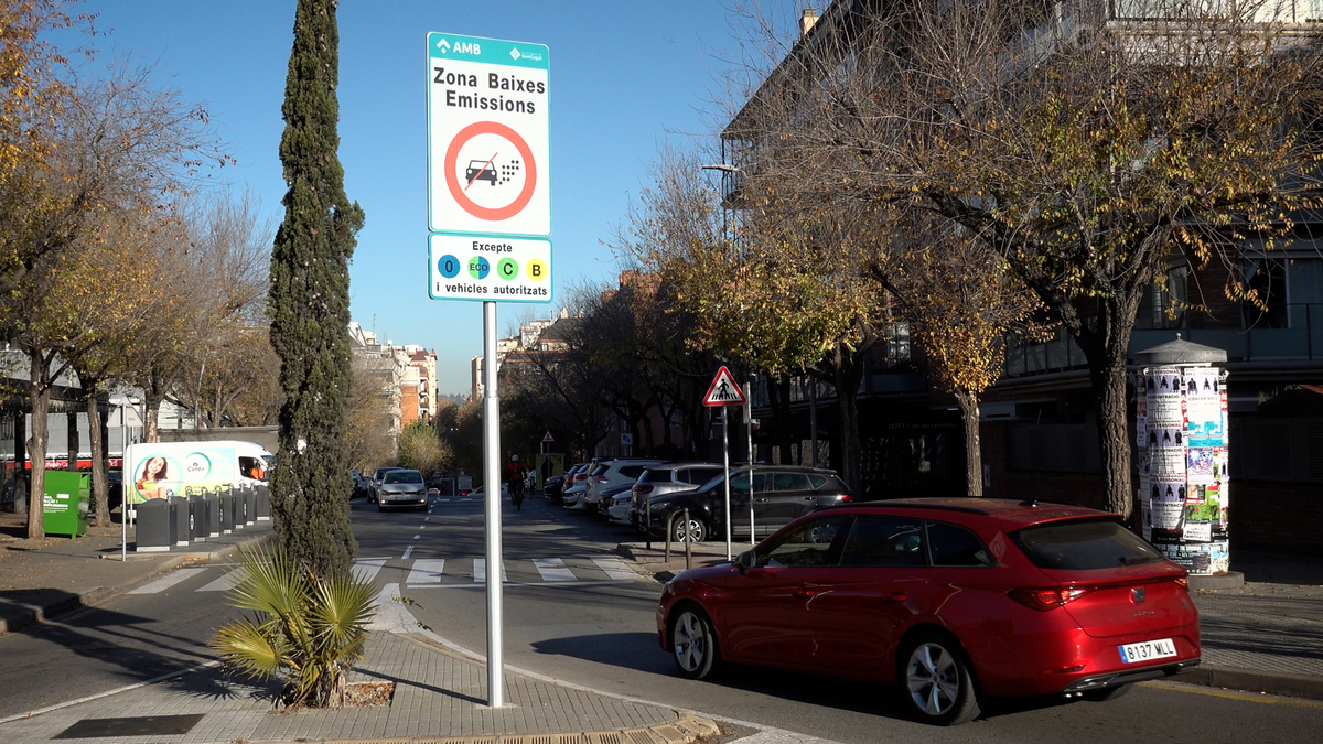 El acceso restringido a las zonas de bajas emisiones busca alejar de ellas a los coches más contaminantes