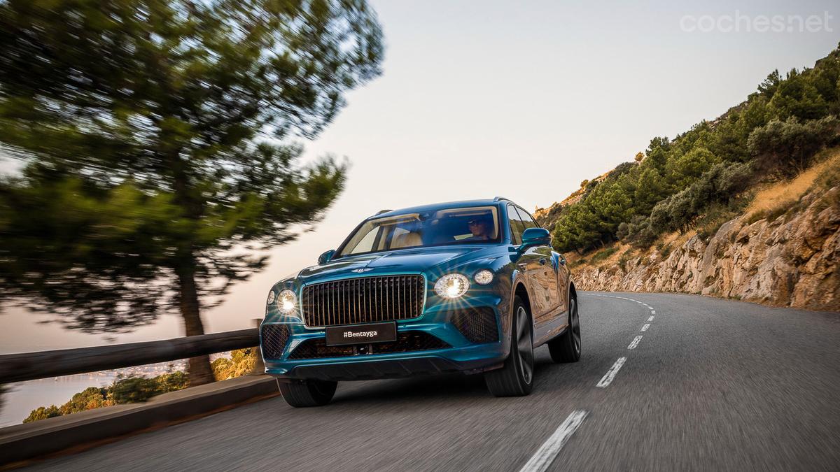 El motor V8 biturbo del Bentayga EWB Azure Riviera ofrece hasta 550 CV de potencia.