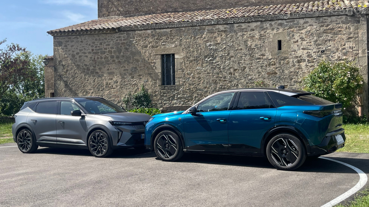 En esta imagen, con ambos modelos de perfil, se ve que el Peugeot es más alto t tiene mayor altura libre al suelo.