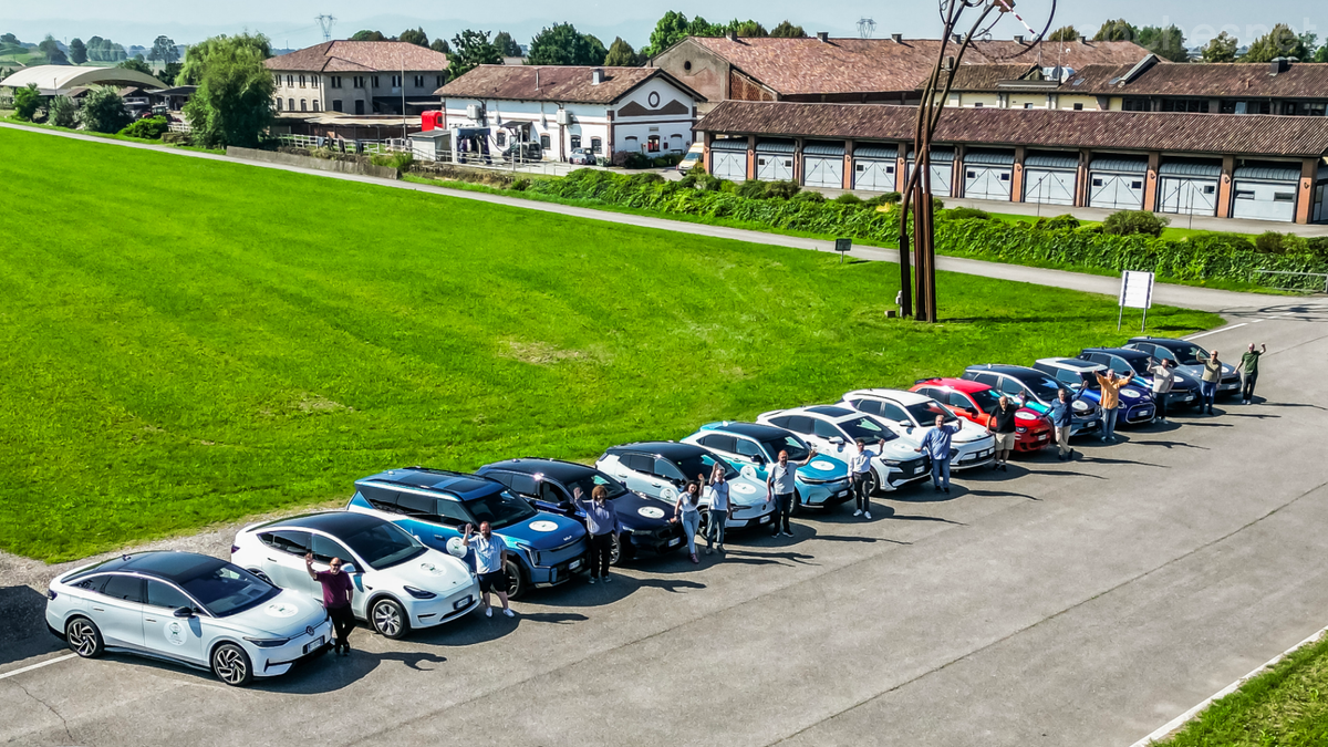 Los coches participantes en el EcoBest Challenge 2024 alineados en Vairano antes de la prueba.