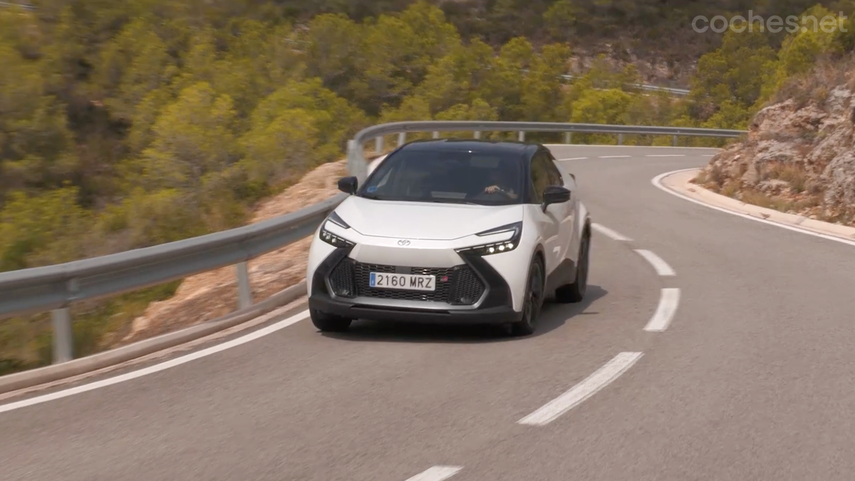 El Toyota C-HR se conduce de forma muy fácil, es cómodo y eficaz en carretera, aunque en los apoyos en curva balancea un poco. 