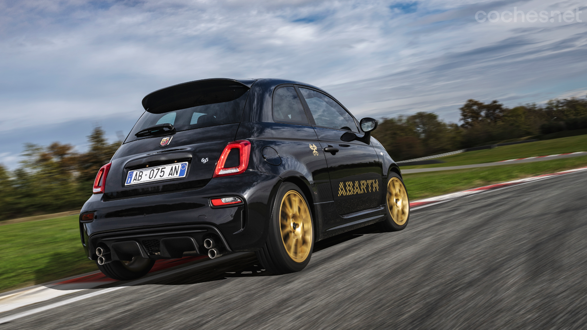 Toda la serie limitada de este Abarth 695 será en color negro con un escorpión dorado en el techo y el nombre de la marca en los laterales.