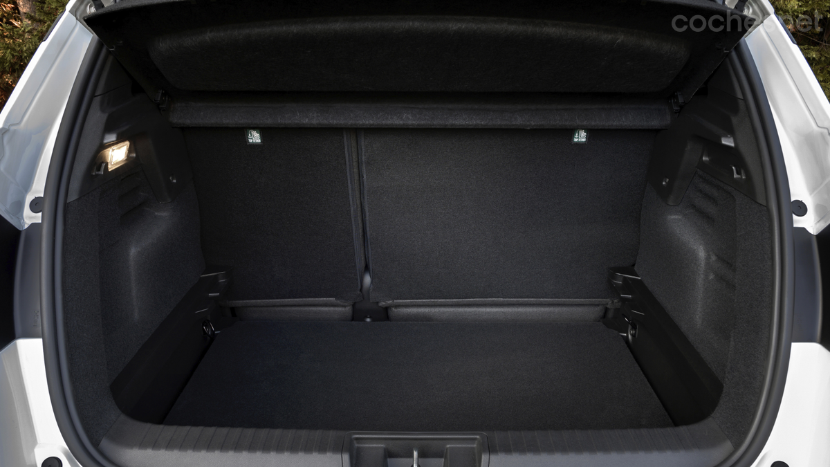 El maletero se mantiene como uno de los más capaces de la categoría, con 484 litros (348 en el modelo híbrido).