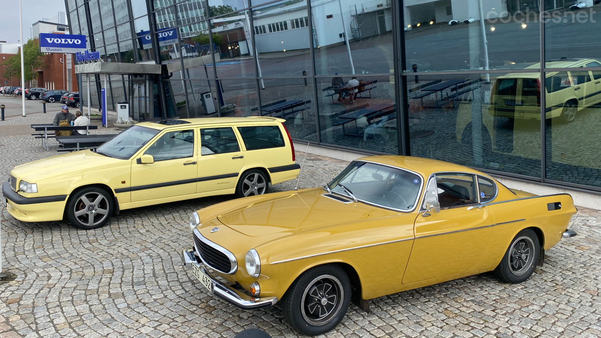 Tuve la ocasión de sacar dos coches del Museo Volvo para probarlos Volvo 850 T5-R y P1800S.