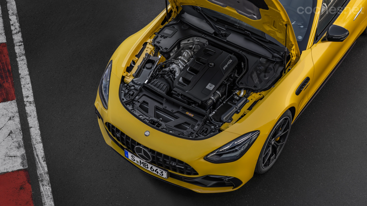 La versión de entrada al AMG GT Coupé se contenta con un motor 2.0 turbo de cuatro cilindros, como el que podemos encontrar en el Clase A.