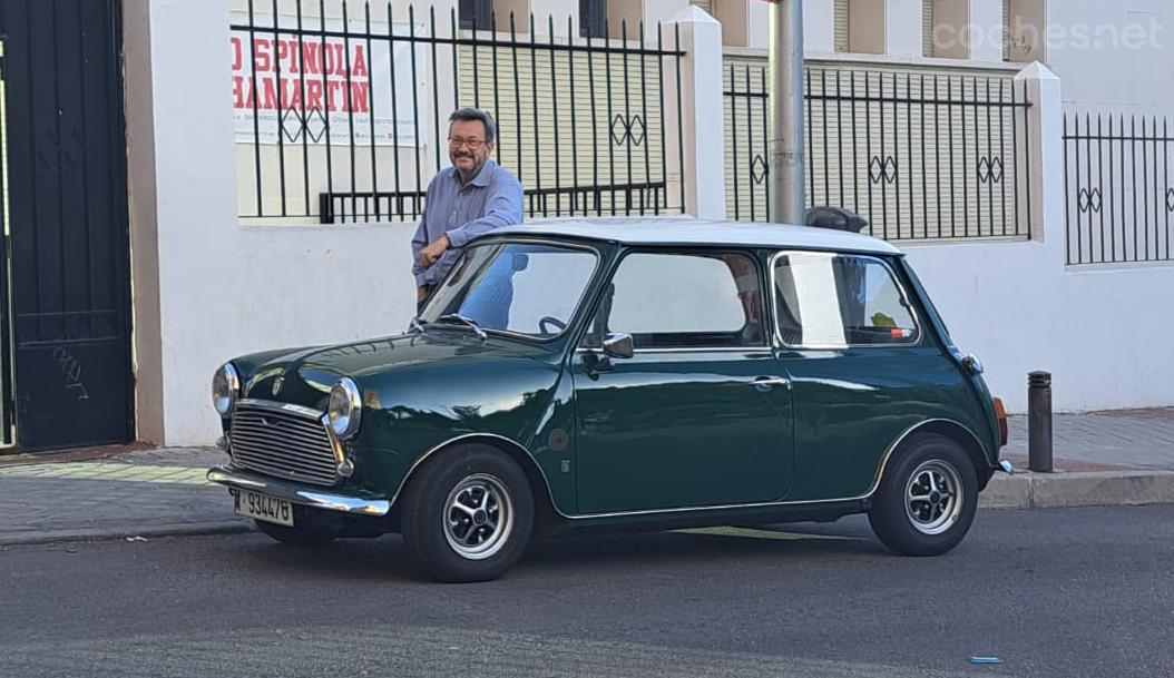 Francisco de las Alas-Pumariño, junto a su Mini de 1971, el que compró su madre y con el que iba al colegio.