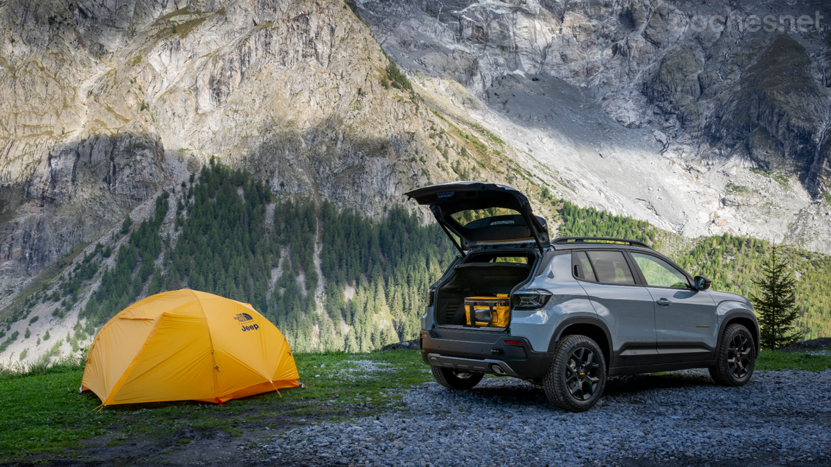 Cada Jeep Avenger The North Face se entregará con una tienda de campaña y con la caja-mochila que vemos en el maletero.