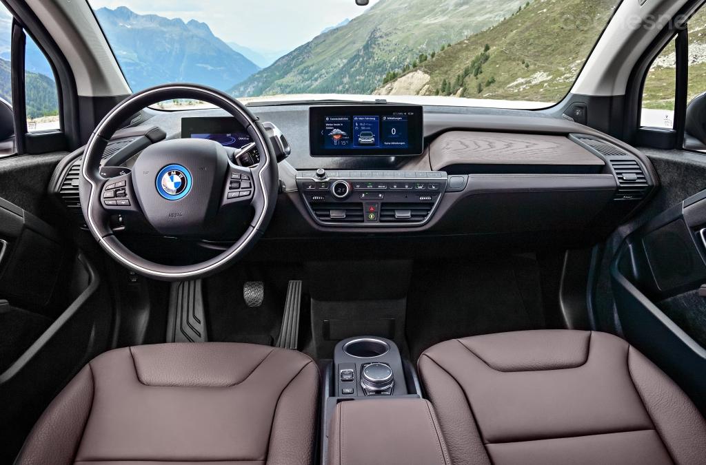 El interior del BMW i3 está fabricado en parte con materiales reciclados, lo que le da un aspecto simple, pero a la vez muy actual. 