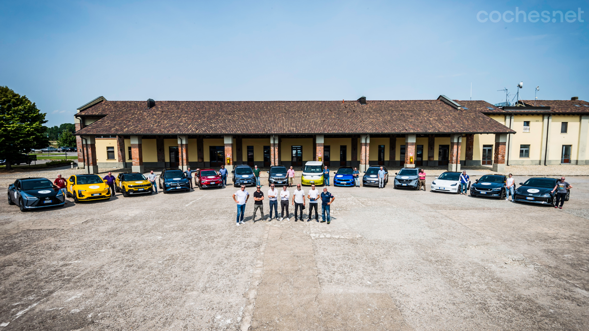 Los miembros del jurado Autobest presentes en la prueba junto a los coches probados y el staff de la revista Quattroruote, organizadora del evento en el centro.
