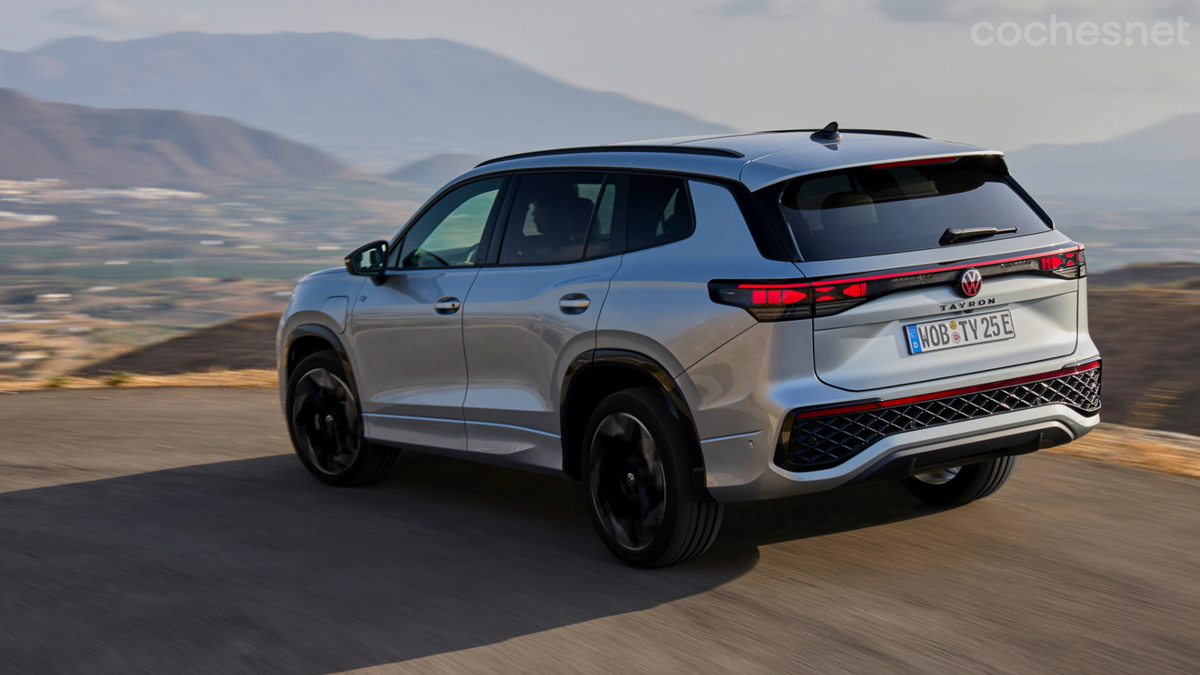 El nuevo Volkswagen Tayron ocupa el espacio en la gama del anterior Tiguan Allspace y es primo hermano del Skoda Kodiaq.