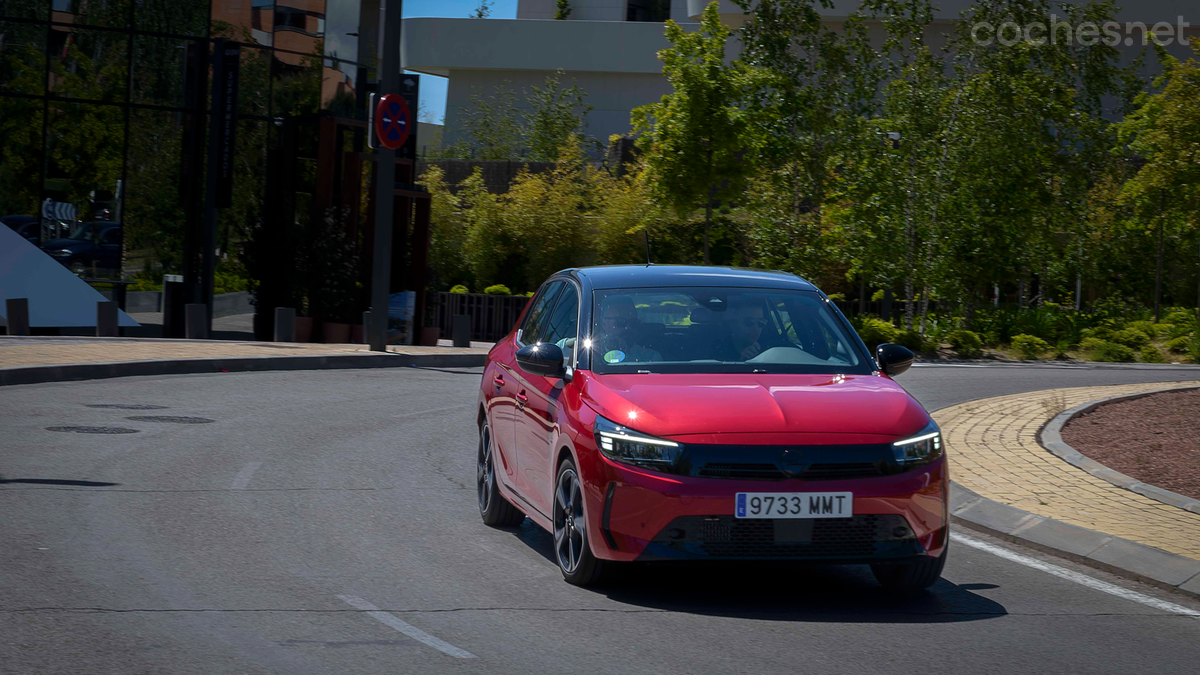 El motor eléctrico aporta par, especialmente a bajas revoluciones, lo que beneficia la dinámica de conducción y la reducción del consumo de combustible.