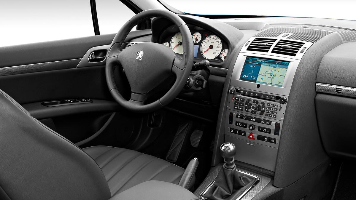 El interior del Peugeot 407 ofrecía una combinación de lujo y tecnología avanzada, con detalles como asientos de cuero y hasta 9 airbags de serie.