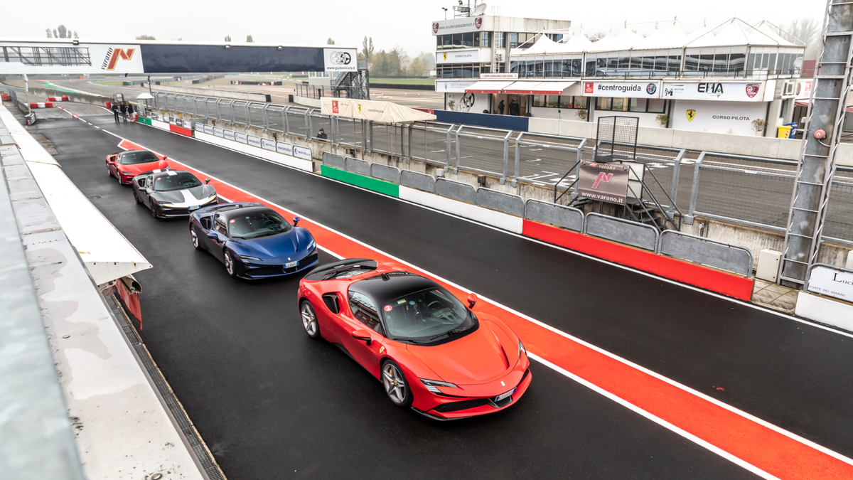 En el circuito de Varano la firma de Maranello preparó una serie de tandas con unidades de VO del SF90 Stradale. 