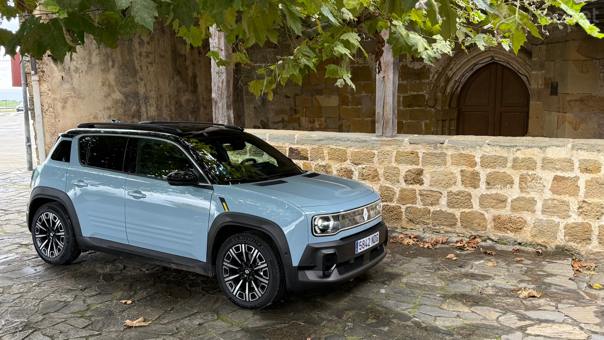 El Renault 4 E-Tech tiene un diseño neoretro que recuerda a su ancestro, pero con toques moderno y de SUV.