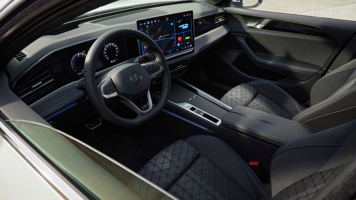El interior del Volkswagen Passat 2024 está protagonizado por dos grandes pantalla digitales, además de un nuevo puesto de conducción. 