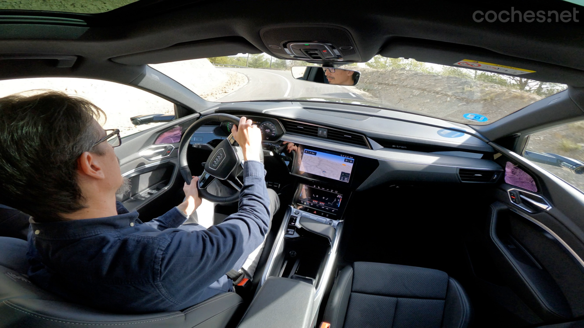 Sentados al volante, casi parece que estemos conduciendo un automóvil de menor tamaño y peso.