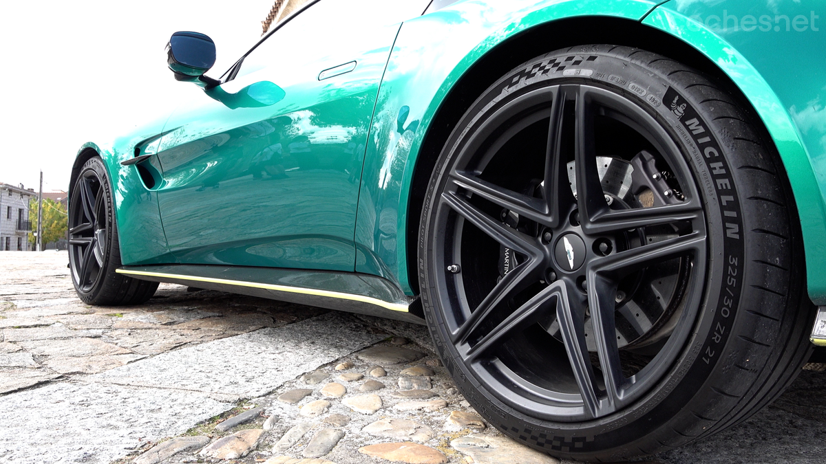 Llantas de 21" con neumáticos Michelin Pilot Sport S5 con marcaje específico