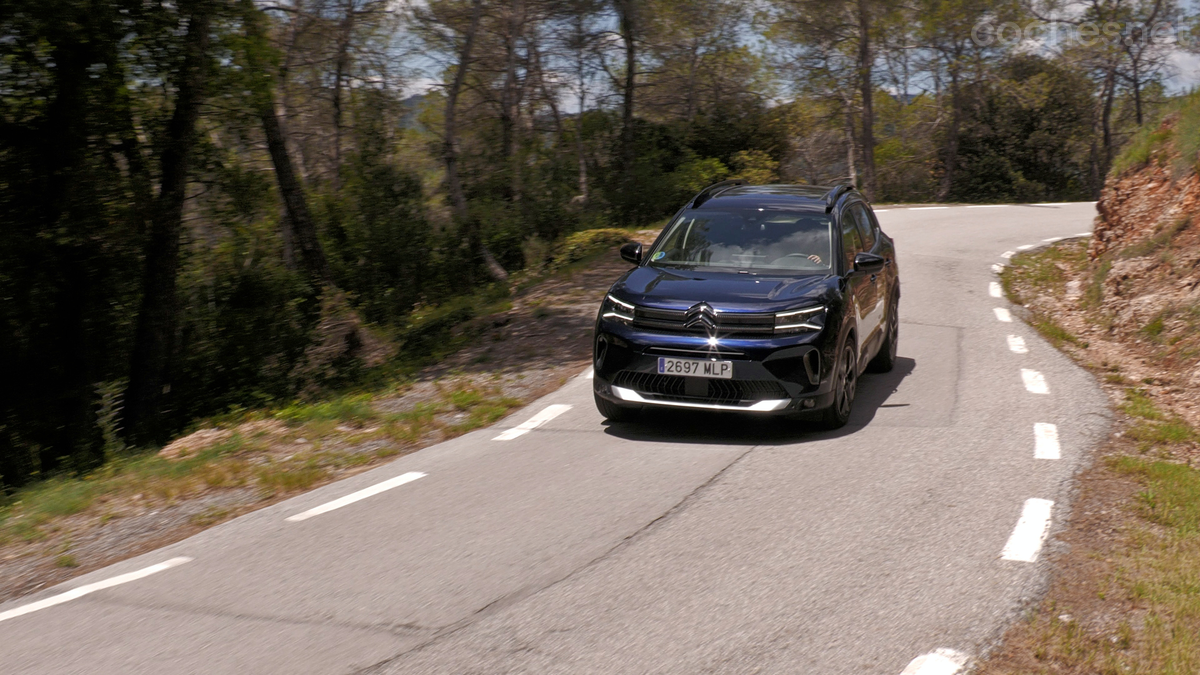 El Citroën C5 Aircross sobresale por su mayor habitabilidad y mejores acabados, además de ofrecer mayor variedad mecánica. A cambio, pierde en consumo y, si "nos despistamos", también en precio.