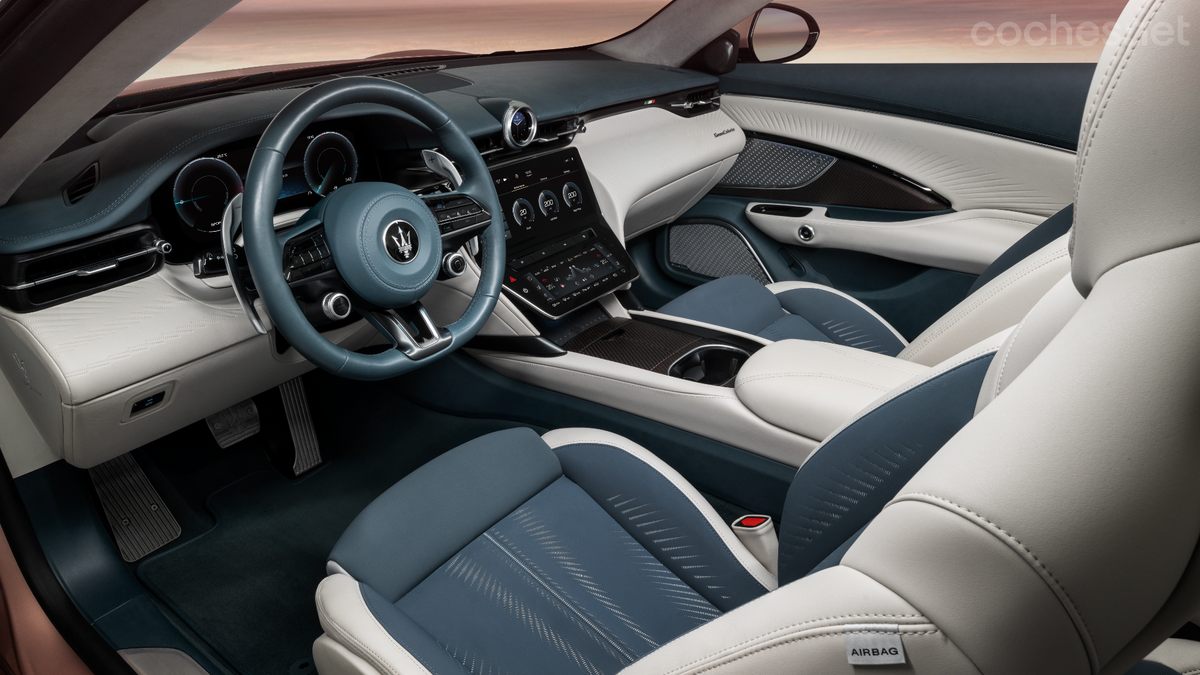 El interior mostrado por Maserati está acabado en Denim y Hielo con costuras en contraste. 