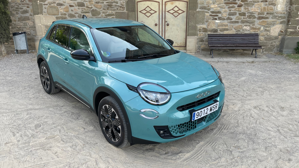 El frontal del Fiat 600 Hybrid destila simpatía con esos "ojitos" entornados.