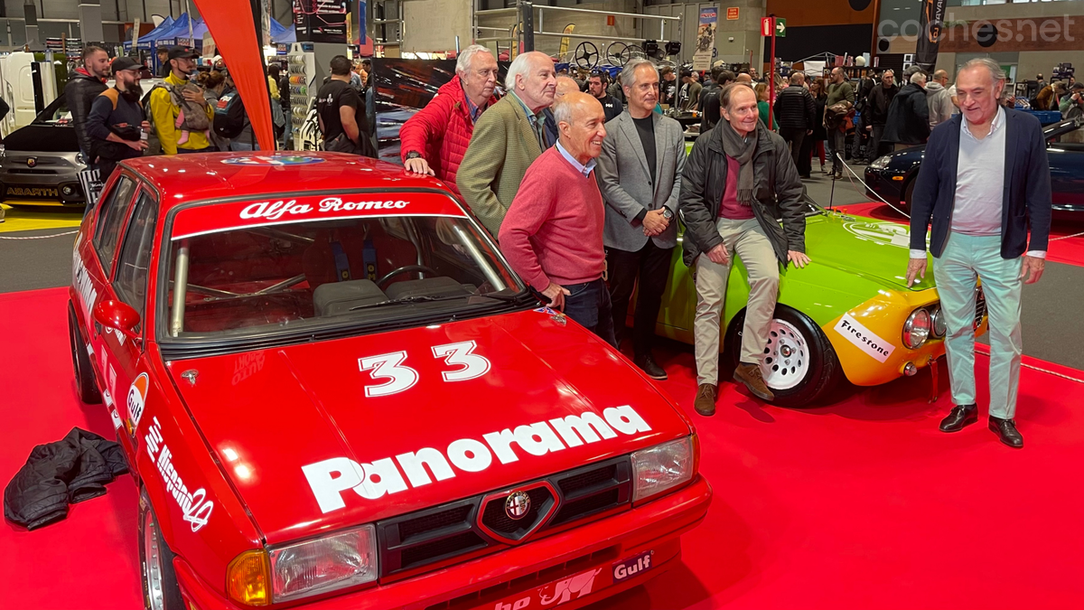 Los pilotos de Alfa Romeo junto al Alfa 33 del campeonato de España de turismos, propiedad de Luís Villamil, que corrió con él.