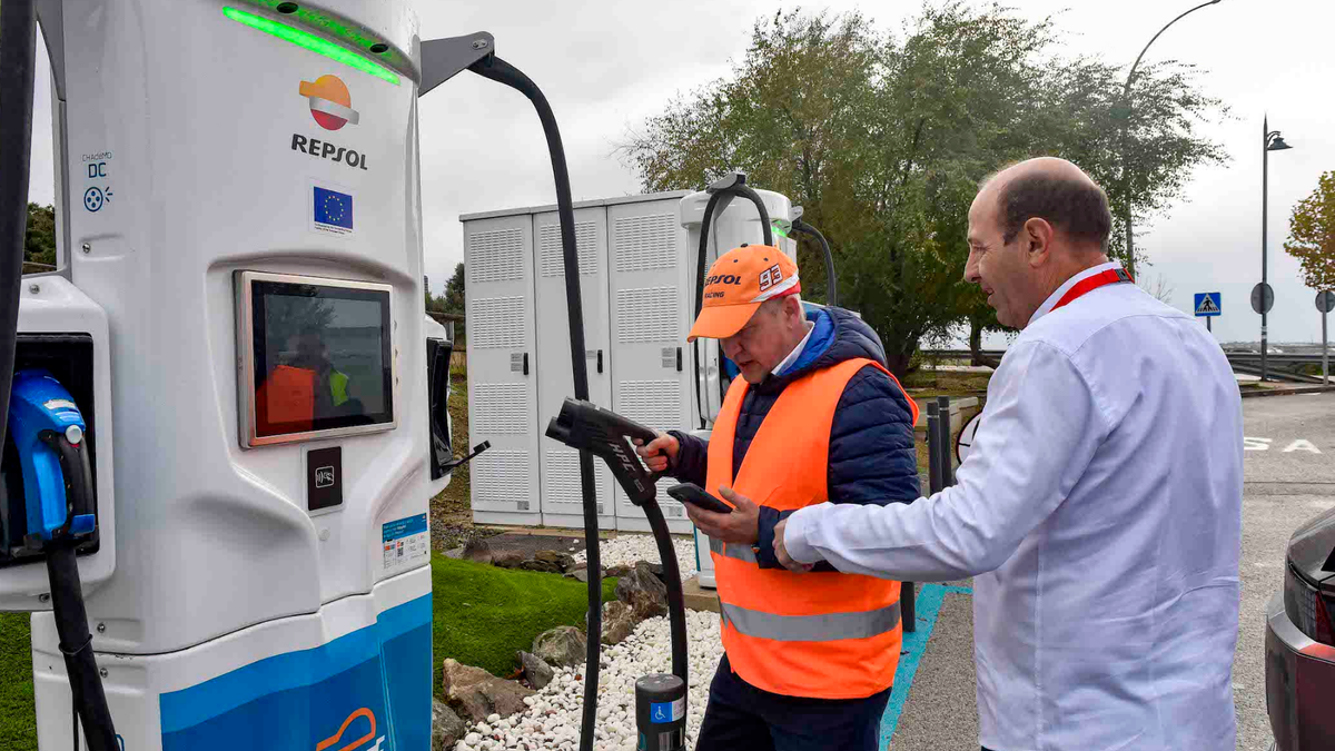 La instalación de puntos de recarga se enfrenta a una burocracia excesiva que retrasa su puesta en servicio.