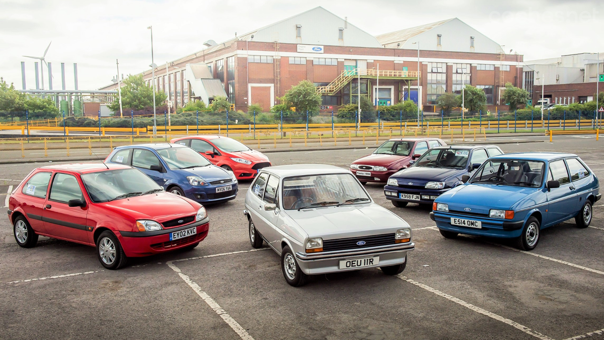 Foto de familia de casi todas las generaciones del Ford Fiesta en Gran Bretaña. Casi 50 años de historia entre todas ellas.