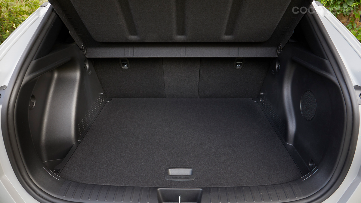 El maletero del Hyundai Kona alcanza los 466 litros independientemente de la motorización. Con los asientos abatidos asciende a 1.300 litros.