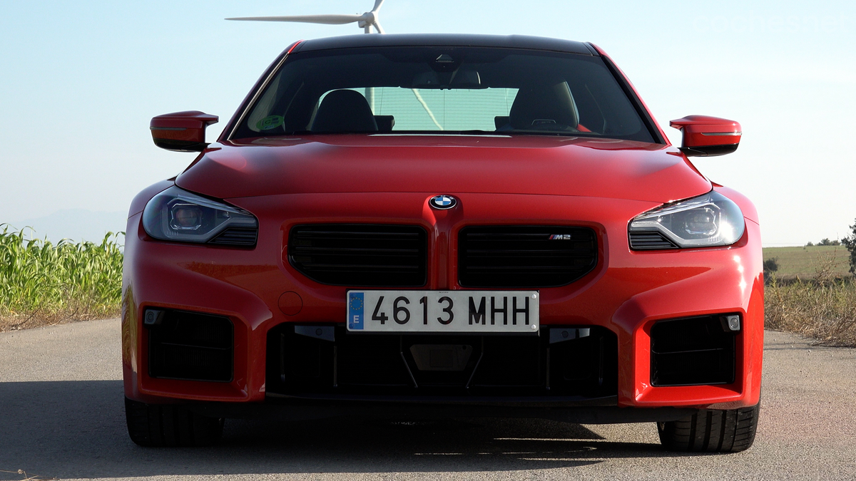 El frontal del BMW M2 es espectacular. La parrilla con los riñones alargados sin marcos y las grandes entradas de aire lo hacen posible.