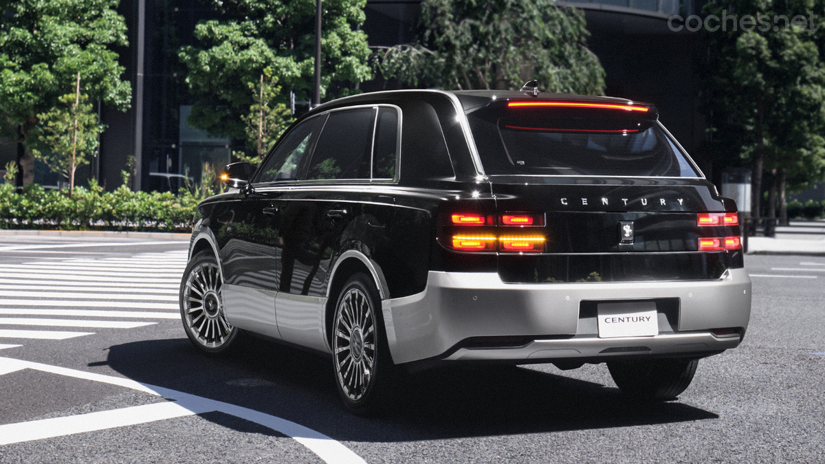 El Toyota Century SUV tiene una estética similar a la del Rolls-Royce Cullinan.