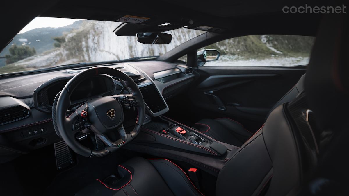 El interior es más holgado y tiene el aire esperado en un Lamborghini, con un volante muy deportivo inspirado en las carreras. 