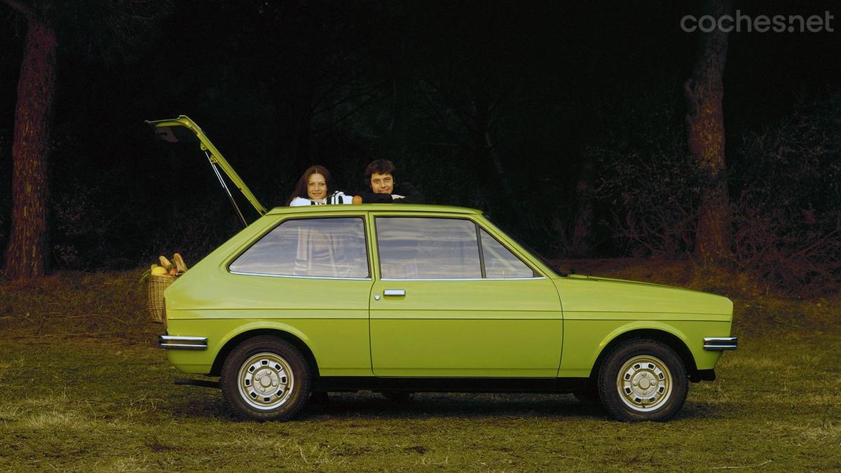 El Ford Fiesta tenía una carrocería hatchback de 3 puertas que era lo que se llevaba en Europa en esos años en el segmento pequeño.